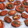 Вяленые помидоры в масле с базиликом и чесноком